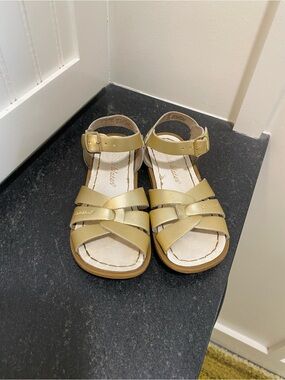 Sz 11 Gold Salt Water Sandals